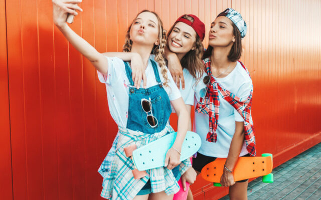 Tus hijos adolescentes no quieren pasar las vacaciones contigo. Y la ciencia dice que hay que dejarles (con matices)