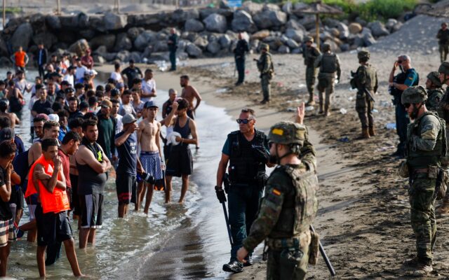 Última hora de la entrada de inmigrantes a Ceuta, en directo | Albares pide poner fin a la “confusión interesada” tras anunciar Italia la suspensión de Schengen