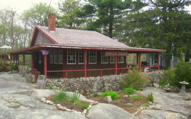 En 1922, un ingeniero de EEUU construyó una casa con más de 100.000 periódicos. 100 años después, las paredes de papel aún se conservan