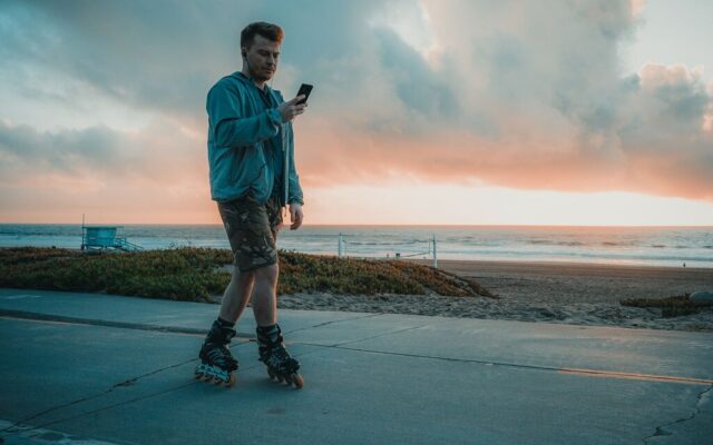 Caminar mirando el móvil no solo te distrae: la ciencia demuestra que altera tu forma de andar y dispara el estrés