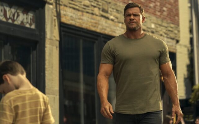 “Me he destrozado el cuerpo”. Alan Ritchson ganó 14 kg y tuvo que someterse a una operación para su transformación en Reacher