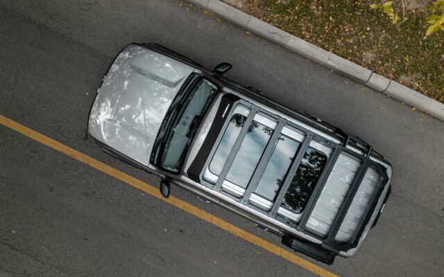 Los techos solares de los coches llevan años explotando sin motivo aparente. Y cada vez pasa más