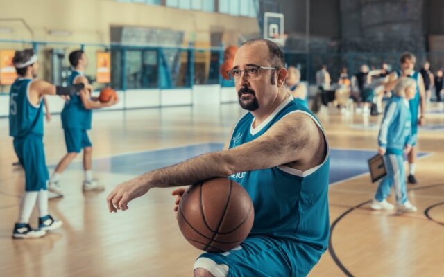 Mañana vuelve a Netflix una de sus mejores series españolas con una última temporada que es una maravilla de humor negrísimo