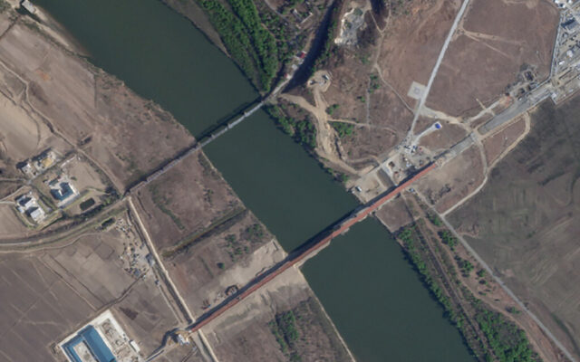 Una discreta construcción ha aparecido en uno de los rincones más remotos del planeta. Y lo más intrigante es que une a Rusia con Corea del Norte