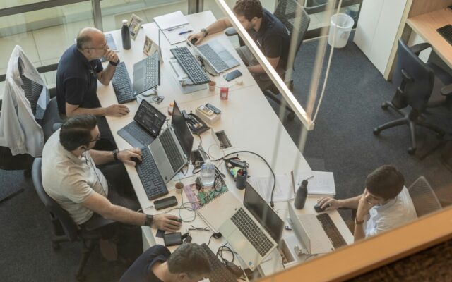 La IA prometía reducir la jornada laboral de los empleados. Por el momento ya ha conseguido tres horas libres a la semana