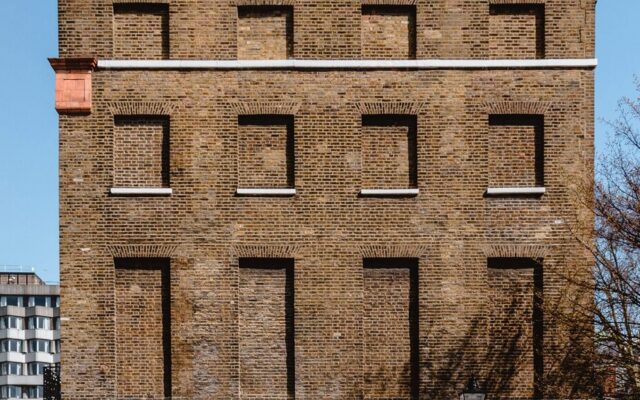 En 1696, el rey de Inglaterra puso un impuesto a las ventanas. Lo que pasó acto seguido no sorprendió a nadie