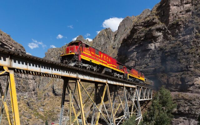 “Colocaré raíles allí donde andan las llamas”: el tren que atraviesa 68 túneles y 55 puentes hasta casi 5.000 metros en los Andes