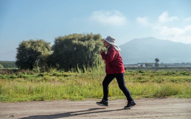 Los expertos coinciden: caminar media hora al día por encima de los 60 años es suficiente para reducir alargar la vida