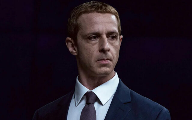 Mientras Jesse Eisenberg sigue intentando olvidar que hizo ‘La Red Social’, Jeremy Strong ha pegado un volantazo con una actitud completamente opuesta