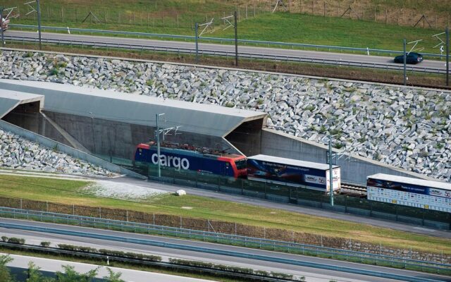 Los Alpes planteaban a Suiza un problema gigantesco. Su solución ha sido convertir el subsuelo en una pieza clave de su infraestructura