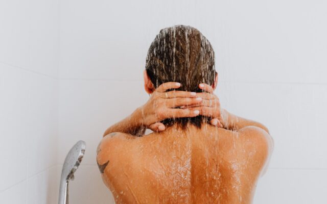 No, no mejora el brillo: el motivo por el que no debes lavarte el pelo con agua fría