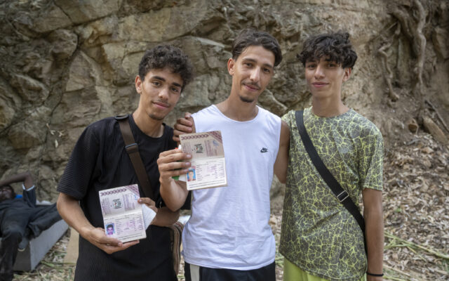 Los ‘otros’ en la gran avalancha en Ceuta: la increíble historia de los tres hermanos palestinos y de la pareja de afganos