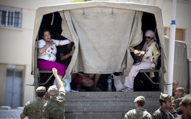 Expulsiones extrajudiciales, pero “voluntarias”, en la frontera española: una niña escoltada por soldados hacia Marruecos