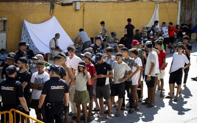 La gran ‘favela’ española con 1.800 menores migrantes en el Tarajal: “Hay niños de siete años que no saben dónde están sus padres”