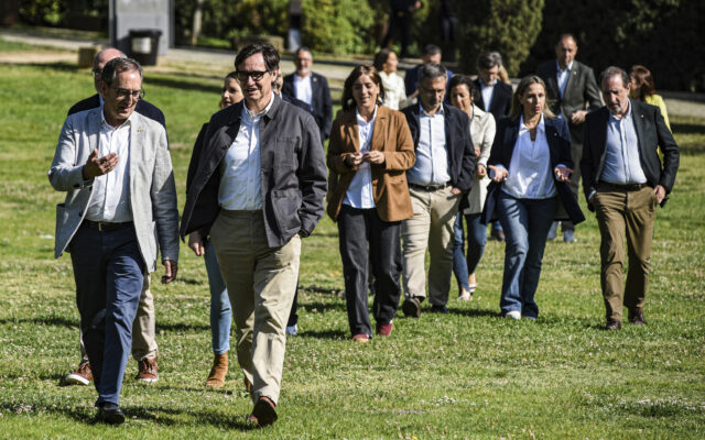 Los ‘retiros’ de Illa con sus consejeros del Govern le cuestan a Cataluña más de 210.000 euros