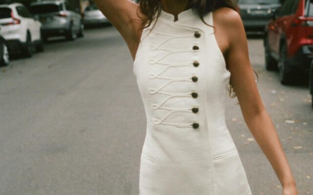 El uniforme del verano está en Zara y Stradivarius: 6 vestidos blancos que siempre funcionan