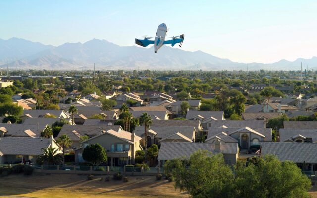 Amazon ahora sí va en serio con los drones: un millón de entregas en 500 ciudades para 2026
