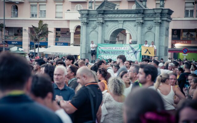 Tensión y polémica en Barcelona por la concentración del grupo ultra Save Europe Act contra la inmigración en plena crisis de Ceuta