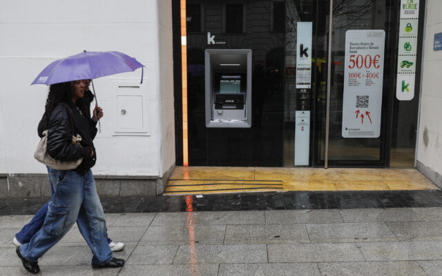 Los bancos españoles aligeran plantilla y oficinas en pleno despliegue de la IA: casi 7.000 salidas y 440 sucursales menos en otro año de resultados récord