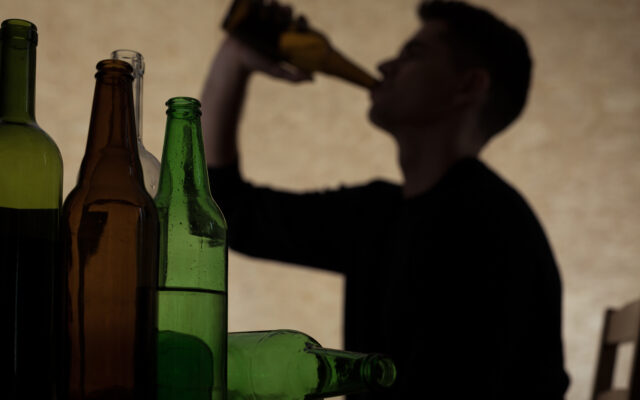 Así empuja la soledad al cerebro masculino hacia el alcohol