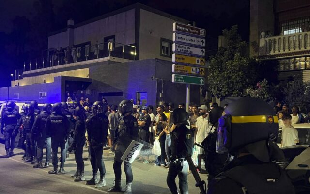 Clamor ceutí contra su «abandono» en una marcha que acaba con disparos disuasorios de la Policía: «Si no se quieren ir los echaremos»