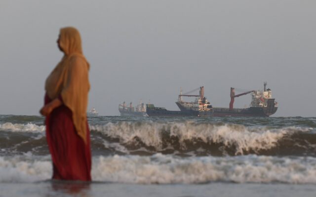 Los vecinos de Irán recuperan el tráfico de crudo por Ormuz y enfrían el precio del petróleo