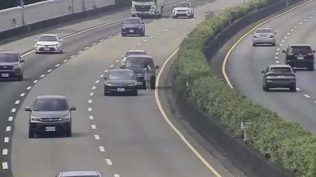 FUERTE VIDEO: Trágico choque a alta velocidad de una camioneta contra un Tesla y una furgoneta