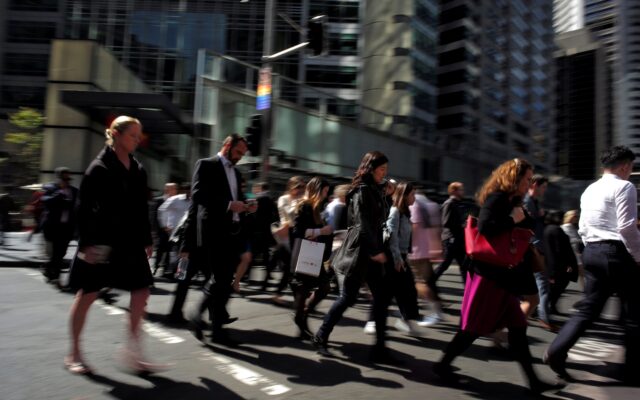 Qué mueve a los trabajadores a buscar otro empleo: más sueldo en Estados Unidos y miedo al despido en Europa