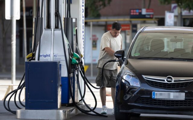 El encarecimiento del gasóleo obliga al Gobierno a elevar la rebaja fiscal a 20 céntimos en septiembre