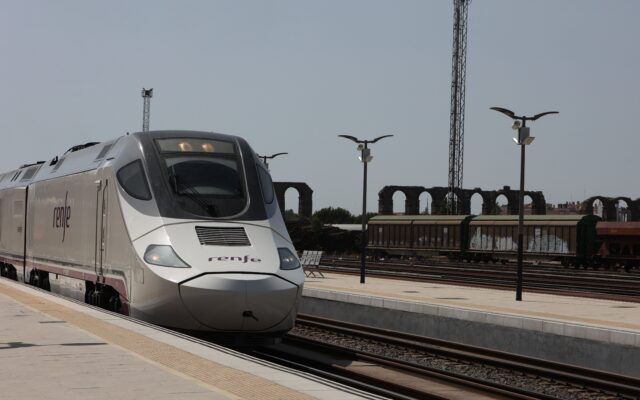 El arrollamiento mortal de una persona en Talavera de la Reina provoca el corte de la línea de tren Madrid-Extremadura