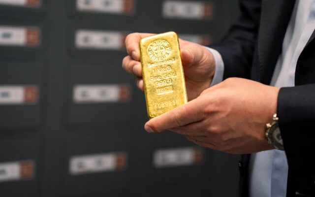El oro une su destino a la Fed y consolida un suelo en los 4.000 dólares