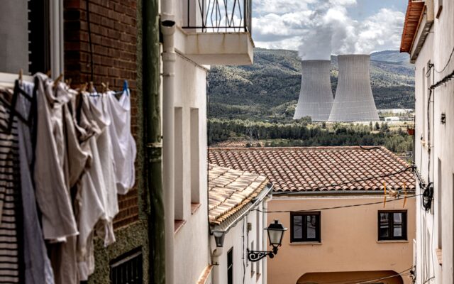 Los ecologistas y el sector de renovables dudan de que se cumpla el calendario de cierre del resto de centrales nucleares tras la prórroga de Almaraz