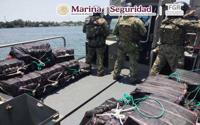 Marina halla 1.6 toneladas de cocaína flotando en aguas de Michoacán