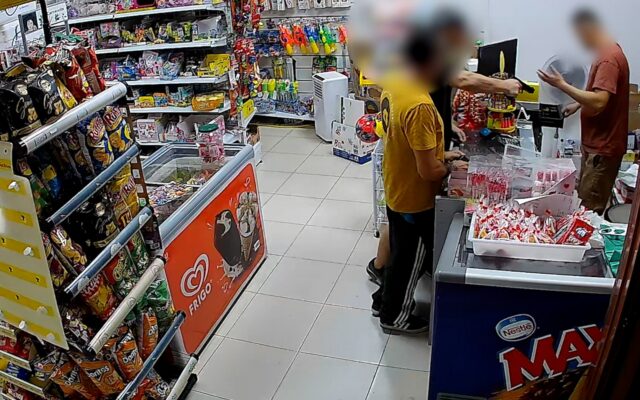 Detenidos dos atracadores en Madrid que asaltaban tiendas de alimentación con hachas, pistolas y una careta de Jason Statham
