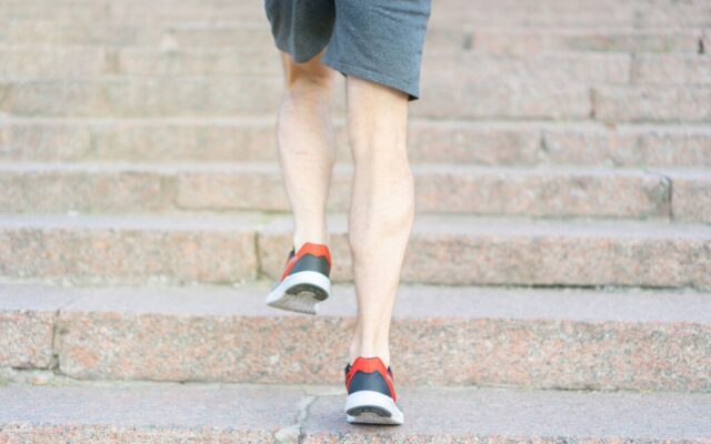 Caminar o subir escaleras a partir de los 60: la ciencia tiene claro qué ejercicio exige más a tus piernas
