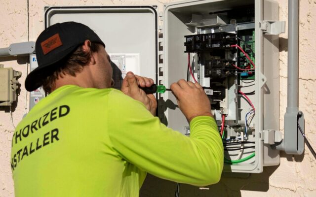 La IA amenaza millones de empleos de oficina. Los fondos de inversión han encontrado dónde refugiarse: fontaneros y electricistas