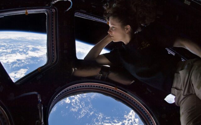 Poner ventanas en las naves espaciales es clave para que los astronautas no se vuelvan locos. El problema es instalarlas