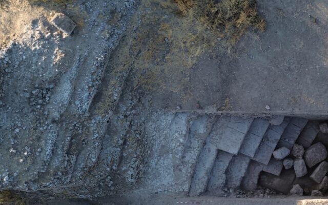 Después de 35 años, los arqueólogos han vuelto a excavar un teatro romano en Málaga y han encontrado una grada casi intacta