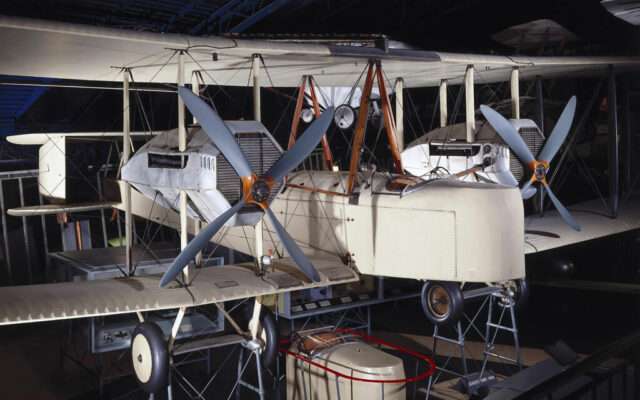 Antes de los grandes aviones de pasajeros, el Atlántico se cruzó sin escalas en un biplano de madera y tela