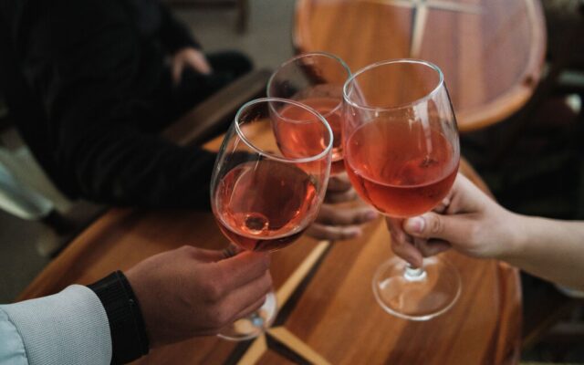 Creíamos que el vino protegía nuestra salud. El problema es que quizá confundíamos la copa con la compañía