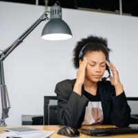 Pensamos que el ‘burnout’ se soluciona con unas buenas vacaciones. La ciencia nos advierte que sus secuelas pueden durar años