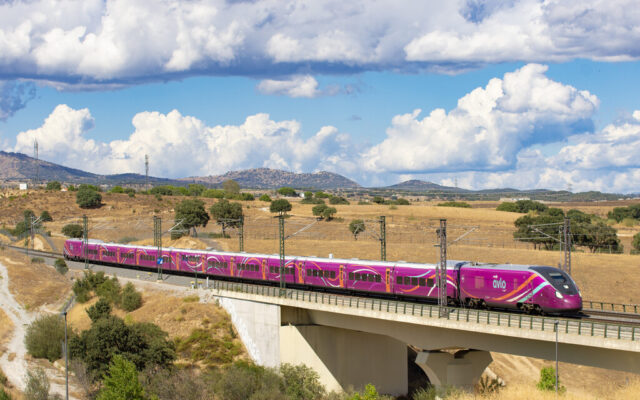 Renfe ya conoce el precio de dejar en manos de Talgo su futuro: 100.000 plazas menos en el Madrid-Valencia y más Avril parados