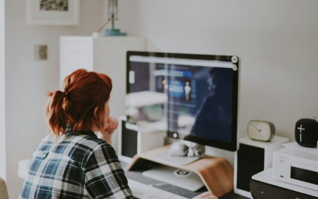 Hay una línea roja para muchos empleados en España: uno de cada tres se iría de su empresa si le quitan días de teletrabajo