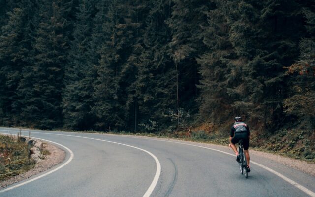 El Gobierno lo ha confirmado: tendrás que reducir la velocidad 20 km/h para adelantar un ciclista. Como mínimo