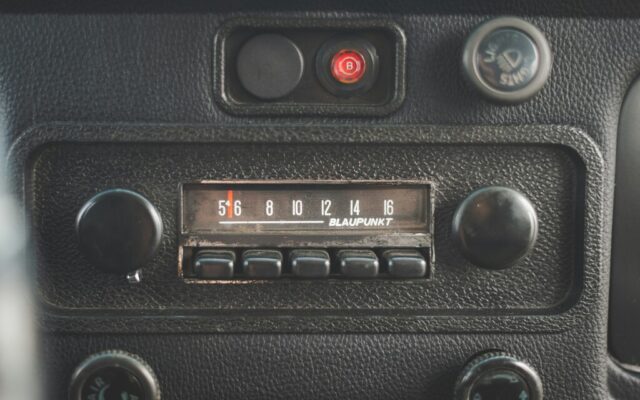 Ante el avance del streaming, la radio europea se está uniendo para exigir FM y DAB+ obligatorios en los coches nuevos