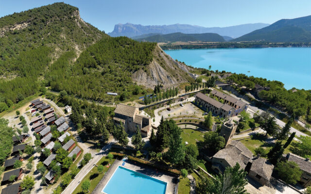 El pueblo del Pirineo que el franquismo sumergió y un grupo de sindicalistas reconvirtió en un paraíso vacacional, barato y lleno de lujos