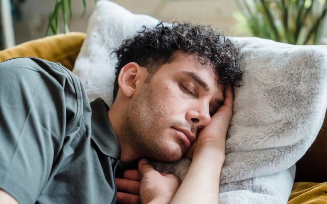 Pensábamos que las siestas largas eran inofensivas. Un nuevo estudio revela que en realidad son el síntoma de un problema mayor