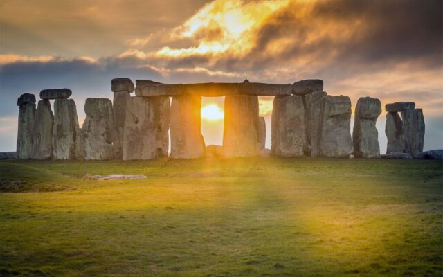 En 1961, un hombre conectó Stonehenge a un IBM. Encontró 56 agujeros y una teoría fascinante: “Está conectado al Sol y la Luna”