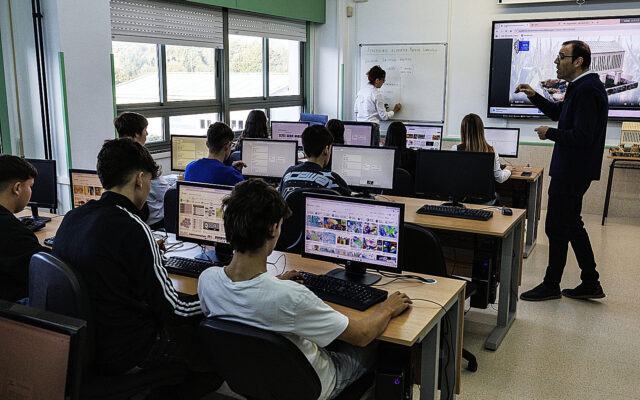 Causas para un batacazo de España en PISA: de las pantallas al currículo del “bienestar” y las “emociones”