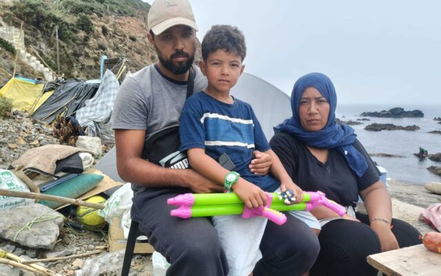 Ajad y su pistola de agua, el símbolo del drama humano de 1.300 metros que sigue creciendo en el Trampolín